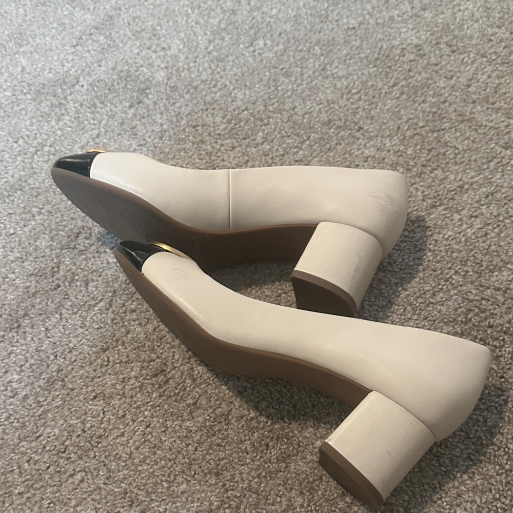 Tory Burch Two-Tone Ivory and Black Leather Ballet Flats with Gold Logo - Picture 4 of 8